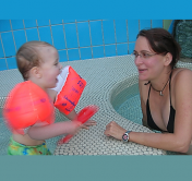 Mutter und Kind im Schwimmbad. Nicht unbedingt der Ort für ein philosophisches Gespräch.